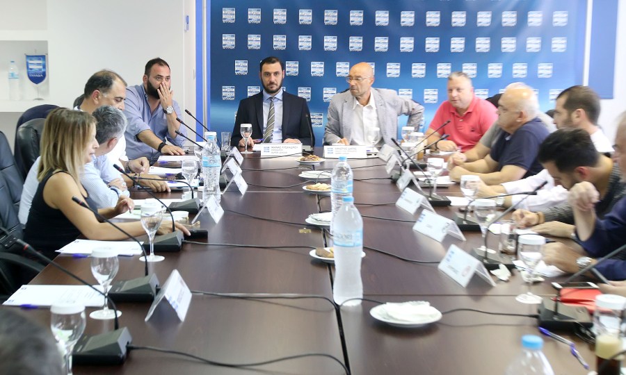 Αναβαθμίζει την εικόνα στα γήπεδα η λίγκα, με κεντρική διαχείριση στις πινακίδες