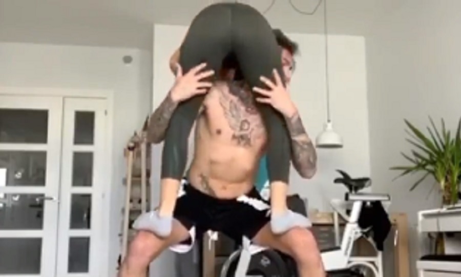 Ο Ρομπέρτο περνάει καλά με τη sexy σύντροφό του (video)