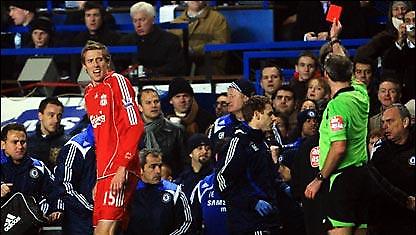 Μπενίτεθ: «Η αποβολή έκρινε το αποτέλεσμα»