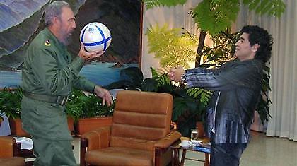 Μαραντόνα: «Θέλω να συναντήσω τον Αχμαντινετζάντ»