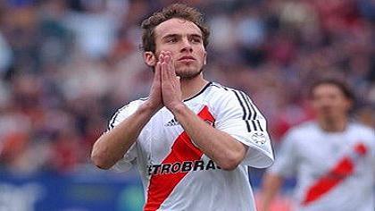 Προβάρει τα «ερυθρόλευκα» ο Μπελούτσι