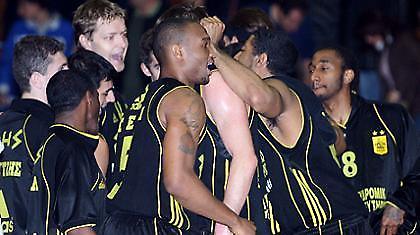 Για τη νίκη-πρόκριση