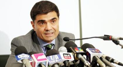 Ανοίγει τα χαρτιά του