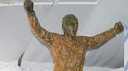 Συγκίνηση στα αποκαλυπτήρια του αγάλματος του Ντι Στέφανο!