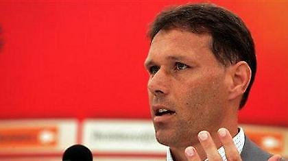 Θέλει Φαν Μπάστεν ο Κρόιφ