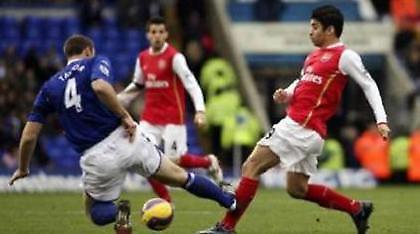 Βενγκέρ: «Να μην ξαναπαίξει ποδόσφαιρο ο Τέιλορ!»