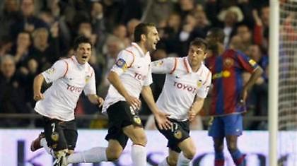 Στον τελικό η Βαλένθια, σπίτι της η «Μπάρτσα»