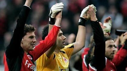 Bundesliga: Νικήτρια η Άιντραχτ, γκολ ο Μάντζιος, γκέλες στην κορυφή