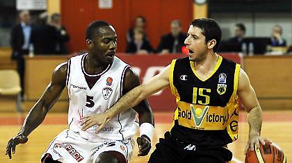 Α1: Ένας μέσα, δύο έξω