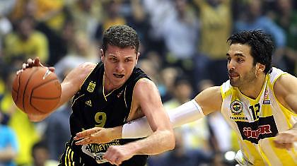 Α1: Εκτός Καλαϊτζής, Ηλιάδης