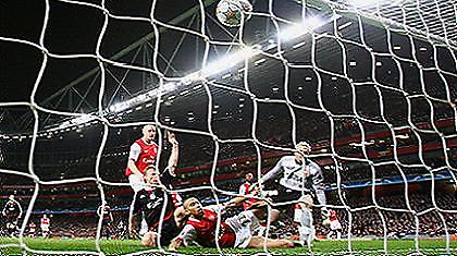 Premier League: Τα φώτα στο «Έμιρεϊτς»