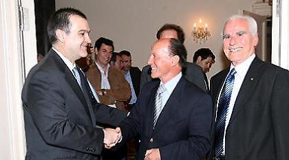 «Καθίστε να μιλήσουμε ή σηκωθείτε και φύγετε»