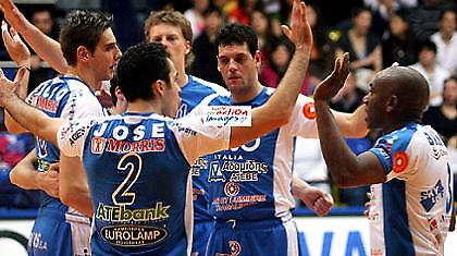 «Αγγίζει» την κούπα