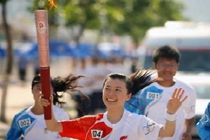 Πορεία μέσα στα συντρίμμια για την Ολυμπιακή Φλόγα