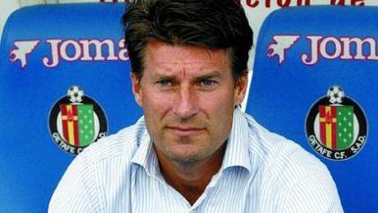 «Κρέμονται» από τα χείλη του