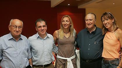 Συμπαράσταση, αλλά και πριμ…