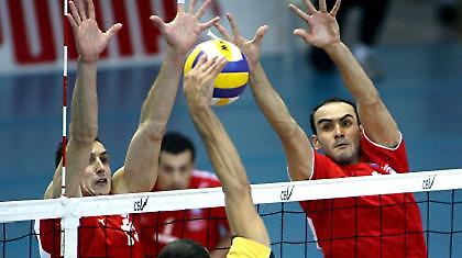 Παραμένει στο λιμάνι…