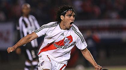 Στέλνουν Φαλκάο στην Αγγλία