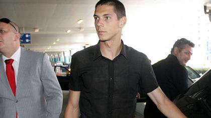 Ήρθε και υπογράφει