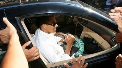 Υπέγραψε και φεύγει