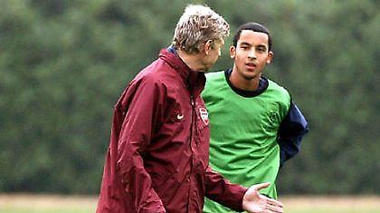 Βενγκέρ: «Θέλω να βελτιώνεται ο Γουόλκοτ»