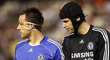 Κοιτούν μπροστά Τέρι και Τσεχ