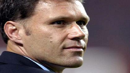 Φαν Μπάστεν: «Δεν υπάρχει πρόταση για Χούντελααρ»