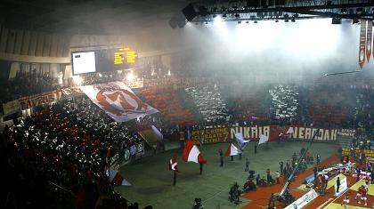 «Ερυθρόλευκη» τρέλα...διαρκείας