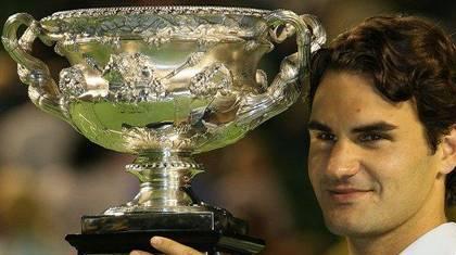 Παραμένει πρώτος ο Φέντερερ