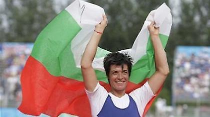 Η Νεϊκόβα το χρυσό στο απλό σκιφ