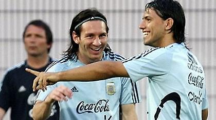 Αγκουέρο: «Καλύτερος από τον Ροναλντίνιο ο Μέσι»