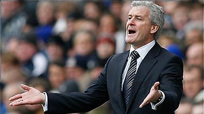 Ακλόνητος ο Χιουζ στον πάγκο της Σίτι