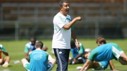 Ανακατεύει την τράπουλα...