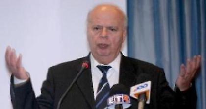 Η κόντρα καλά κρατεί...