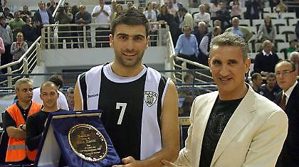 A1: Ένας μέσα, ένας έξω…