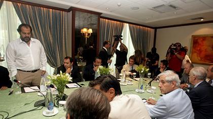 Ανοίγουν τα χαρτιά τους