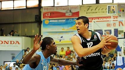 Προελαύνουν οι «αιώνιοι»