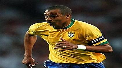 Μέσα Ζιλμπέρτο Σίλβα, Αντριάνο, έξω ο «Ρόνι»