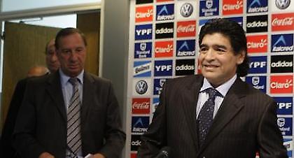 Κι επίσημα στον πάγκο ο Μαραντόνα