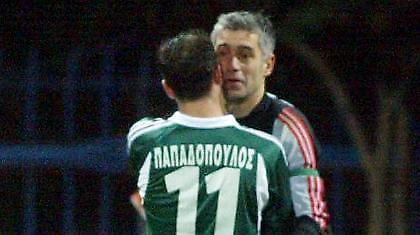 Ο Αντώνης «δείχνει» Δημήτρη Παπαδόπουλο…