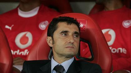 Παρακολουθεί και κρίνει