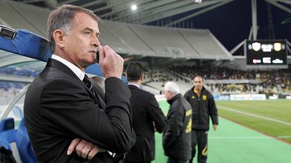 Γκρεμίζουν τα «τείχη» του…