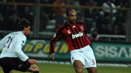 Στο στόχαστρο της Πόρτσμουθ ο Έμερσον