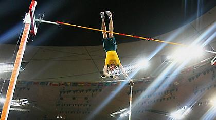 «Πέταξε» ο Χούκερ στο επί κοντώ