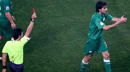 Αντί να τον διασύρει του αρκεί να διαμαρτύρεται;