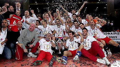 Ερυθρόλευκη η κούπα!