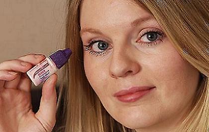 Έβαλε κόλλα στο μάτι της!!!