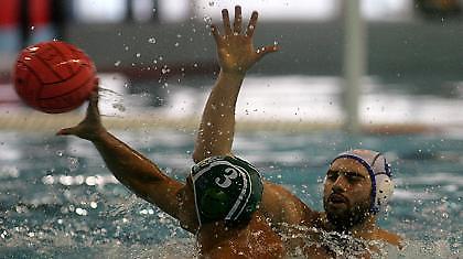 Στο βάθος... κόντρα «αιωνίων»