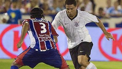 Τι ωραία που... περπατάει ένας «χοντρούλης» με τη φανέλα της Κορίνθιανς!