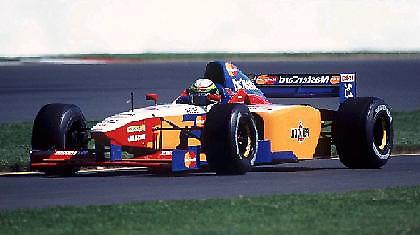 H Lola σκέφτεται την επιστροφή της στη Φόρμουλα 1